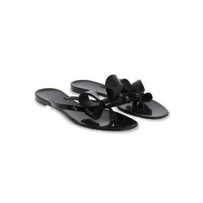 une photo d'une paire de sandales noires sur fond blanc