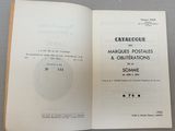 un livre ouvert posé sur une table à côté d'une tasse de café