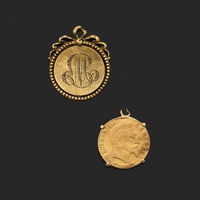 deux pièces d'or, l'une à l'effigie d'une femme et l'autre à celle d'un homme