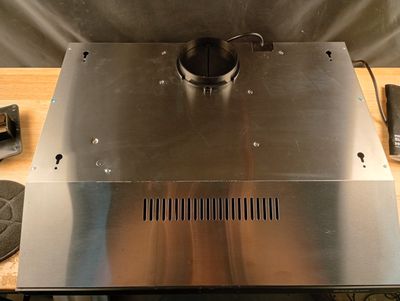 une photo d'une plaque de cuisson en métal posée sur une table en bois