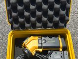 une mallette jaune posée par terre, contenant des outils