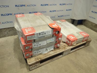 de nombreux cartons sur une palette dans un entrepôt