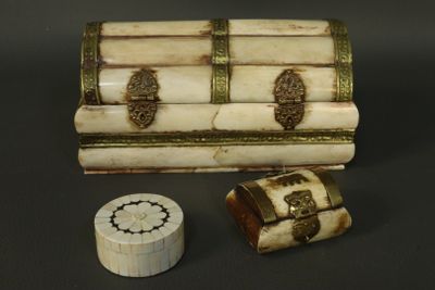 une petite boîte et une petite boîte en bois posées sur une table