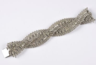 Large bracelet fantaisie début XXème à décor d’une tresse se…