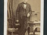 une vieille photo d'un homme en costume-cravate