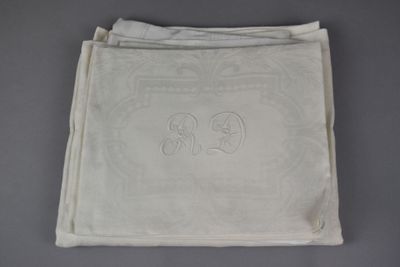 NAPPE rectangulaire et 4 SERVIETTES de TABLE dépareillées en…