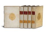 trois livres sont alignés sur une surface blanche