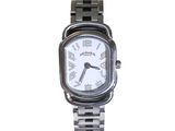 une montre en argent avec des chiffres romains sur le cadran
