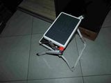 une petite table sur laquelle est posé un panneau solaire