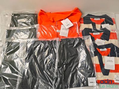 beaucoup de vêtements qui se trouvent dans un sac en plastique