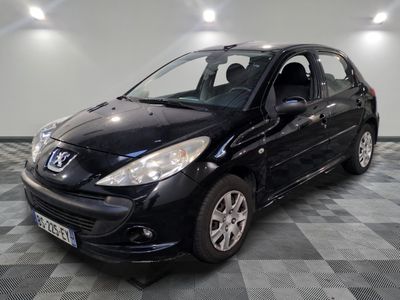 la photo d'une petite voiture noire garée dans un garage