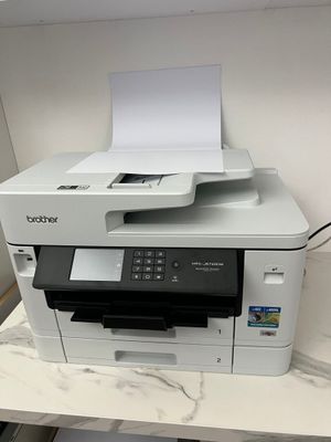 une imprimante posée sur un bureau