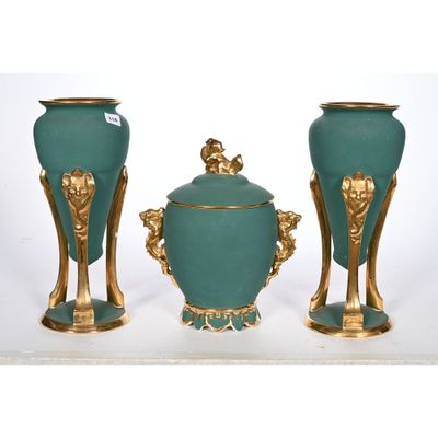 trois vases placés l'un à côté de l'autre