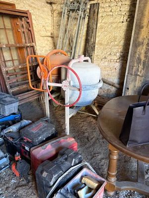 une pièce avec une table, une chaise, un sac et d'autres objets