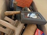 une boîte en carton remplie d'objets divers et un téléphone portable