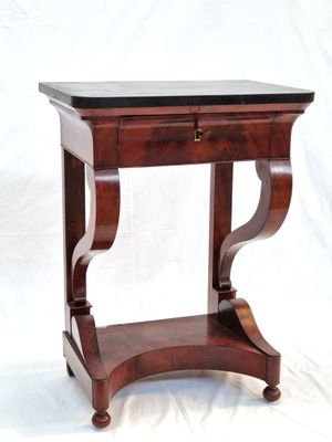 Petite console d'applique en placage d'acajou, ouvrant par u…