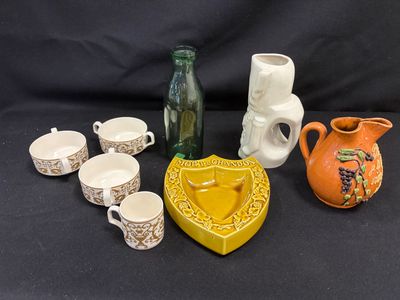 de nombreux types de vases et de coupes sur la table