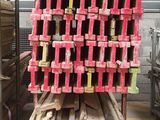 une grande pile d'outils posée sur une palette