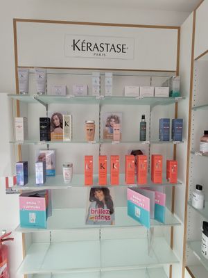 une vitrine sur laquelle sont exposés de nombreux produits de beauté