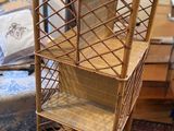 une étagère en osier sur laquelle est posé un panier