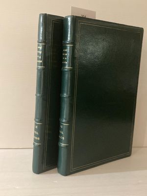 deux livres verts posés l'un sur l'autre sur une table