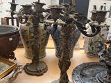 une table sur laquelle sont disposés de nombreux vases en argent