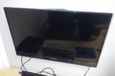 une télévision à écran plat posée sur une table en bois