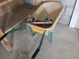 une brouette contenant des outils, dans un garage