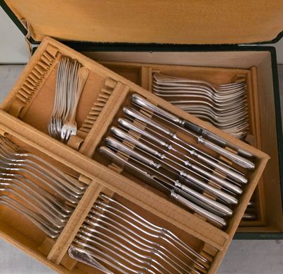 de nombreuses fourchettes et cuillères dans une boîte posée sur la table