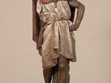 statue d'un homme avec un pot sur la tête