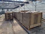 de nombreuses caisses empilées dans une serre