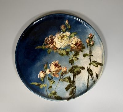 une assiette bleue décorée d'un motif floral