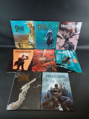 une pile de livres posés les uns à côté des autres sur une table
