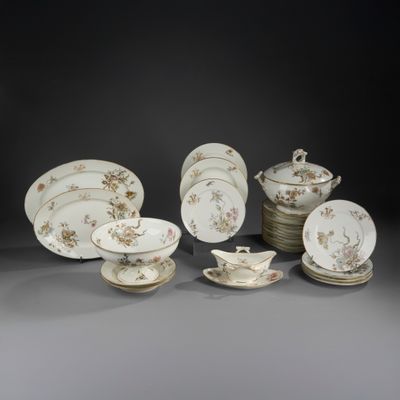 une image représentant un ensemble d'assiettes et de tasses en porcelaine
