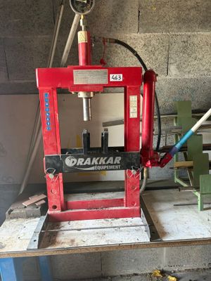 une machine rouge posée sur une table