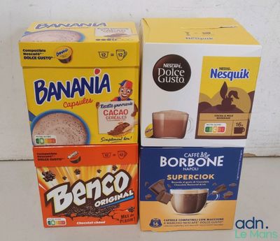 trois boîtes de céréales pour le petit-déjeuner sont empilées les unes sur les autres