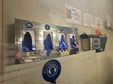 beaucoup de sacs bleus accrochés au mur