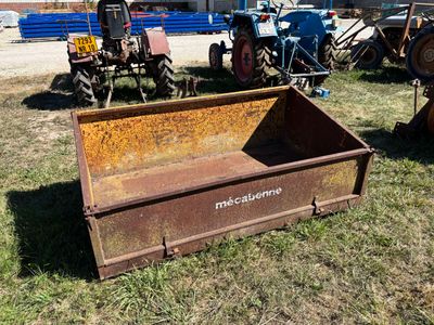 de nombreux vieux tracteurs et autres machines agricoles dans les champs