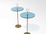 paire de tables d'appoint de style « mid-century modern » en laiton et verre bleu
