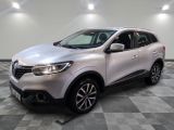 Le nouveau SUV Renault Kad est garé dans un showroom.
