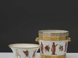 deux vases et un bol posés sur une table, sur fond noir
