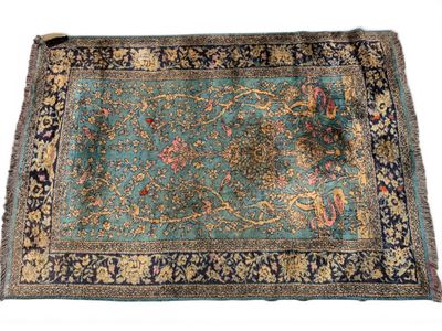 un tapis bleu à motifs floraux