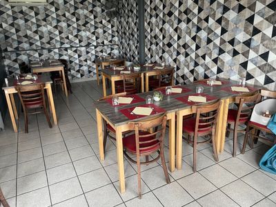 56 chaises bois assise simili cuir rouge. - Photo 1