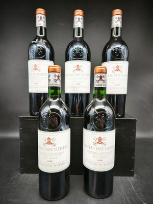 trois bouteilles de vin rouge dans un coffret en bois sur fond noir