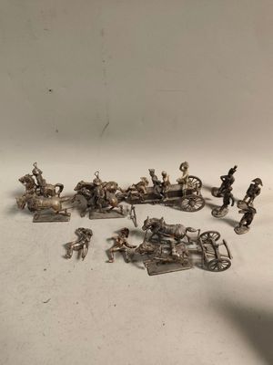 figurines en argent représentant une calèche tirée par des chevaux avec des passagers à bord