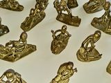 de nombreuses figurines en or posées sur une table