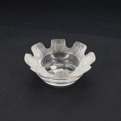 un bol en verre transparent contenant une fleur