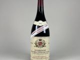 une bouteille de vin posée sur une table blanche