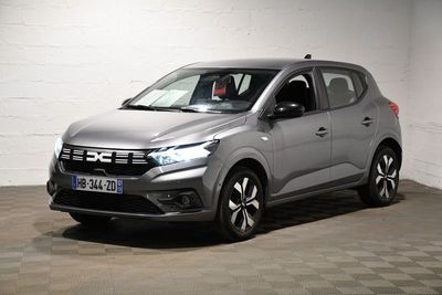 la voiture grise est garée dans le garage sur le sol en damier