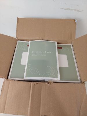 un livre dans une boîte ouverte, posé sur la table